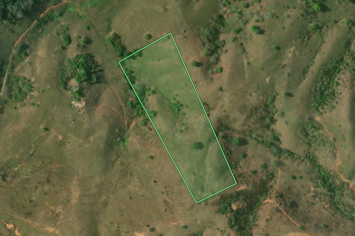 Imagem de satélite do imóvel rural em Itaperuna (RJ), com o contorno declarado no CAR desenhado por cima.