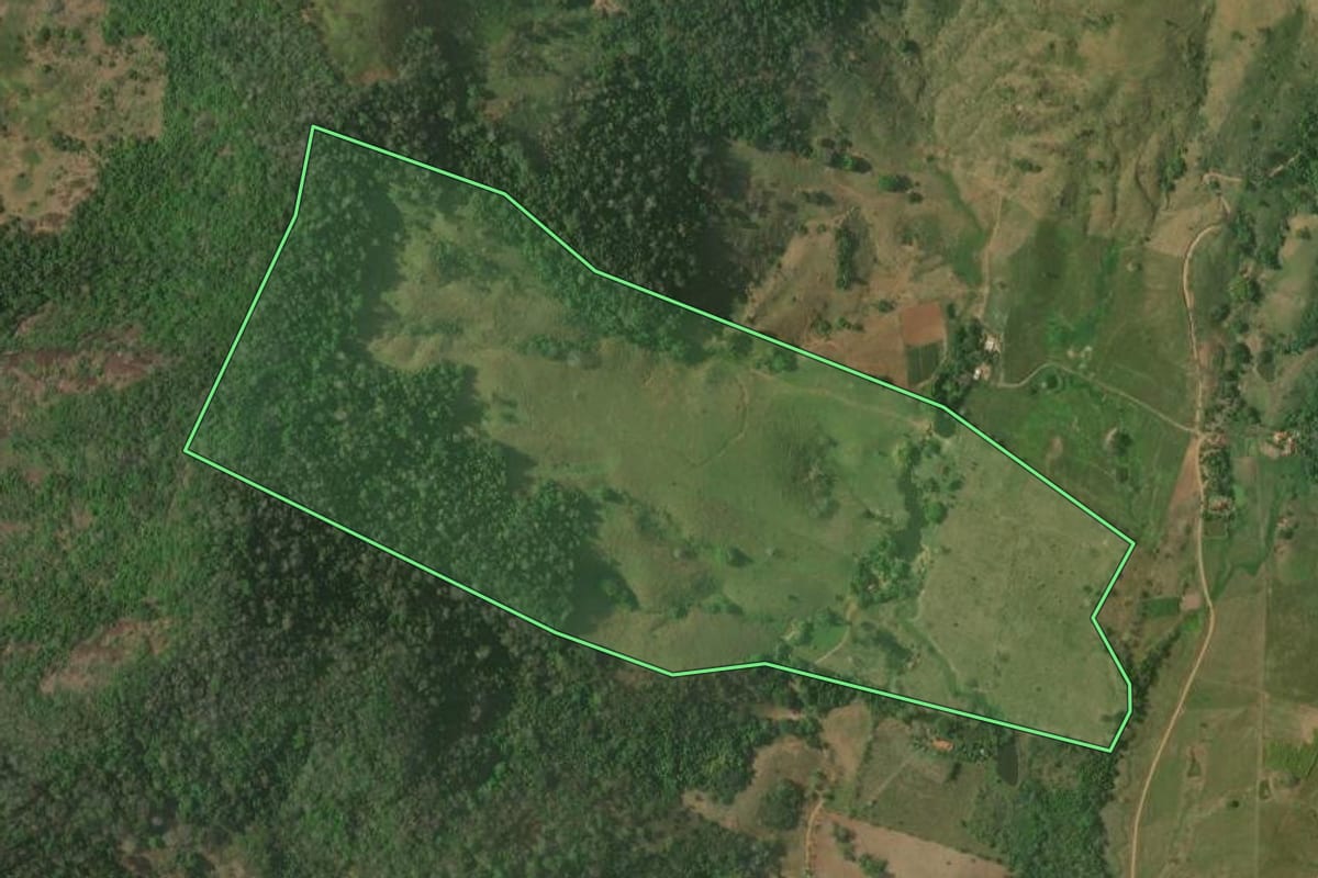 Imagem de satélite do imóvel rural em Itaperuna (RJ), com o contorno declarado no CAR desenhado por cima.