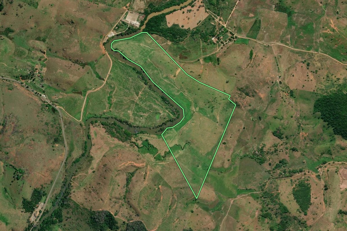 Imagem de satélite do imóvel rural em Itaperuna (RJ), com o contorno declarado no CAR desenhado por cima.