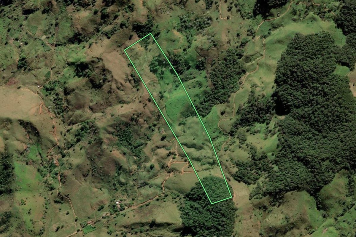Imagem de satélite do imóvel rural em Itaperuna (RJ), com o contorno declarado no CAR desenhado por cima.