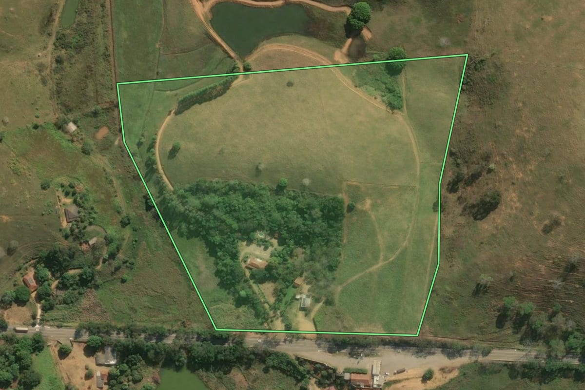 Imagem de satélite do imóvel rural em Itaperuna (RJ), com o contorno declarado no CAR desenhado por cima.