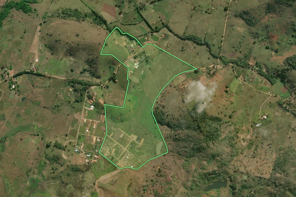 Imagem de satélite do imóvel rural em Itaperuna (RJ), com o contorno declarado no CAR desenhado por cima.