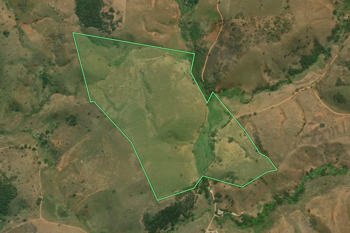 Imagem de satélite do imóvel rural em Itaperuna (RJ), com o contorno declarado no CAR desenhado por cima.