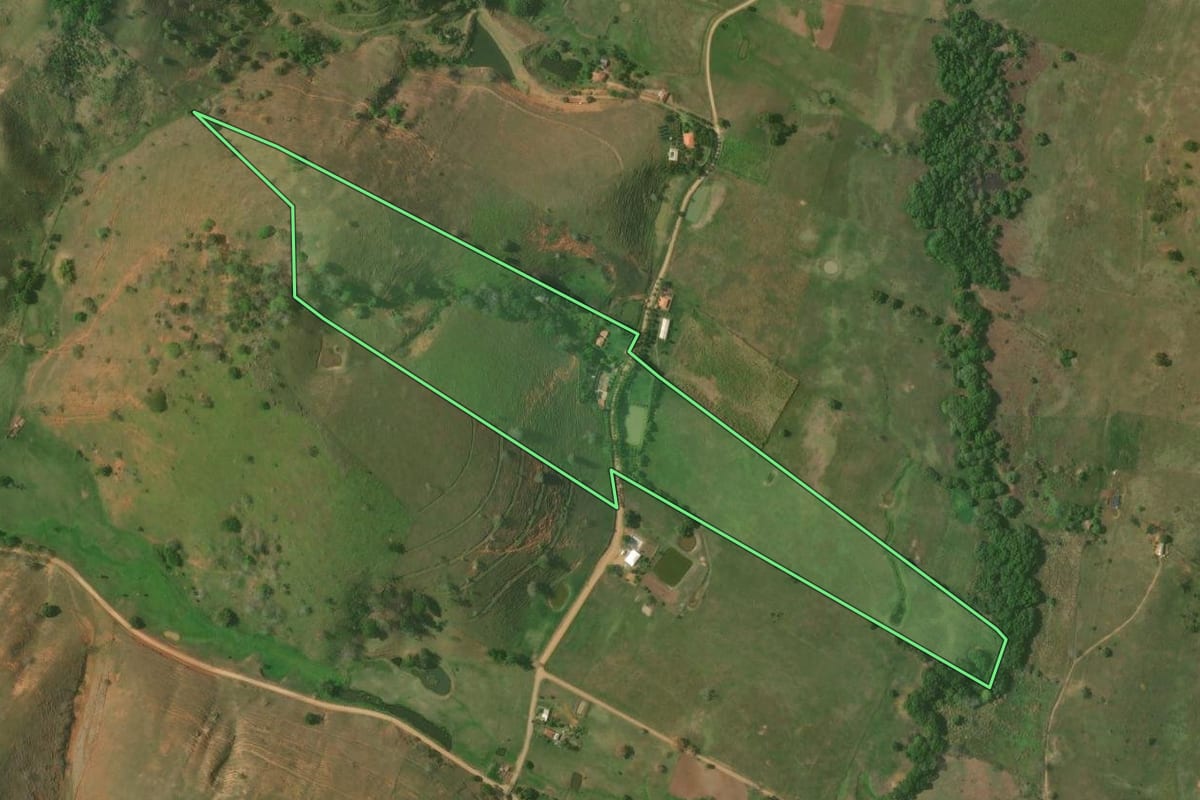 Imagem de satélite do imóvel rural em Itaperuna (RJ), com o contorno declarado no CAR desenhado por cima.