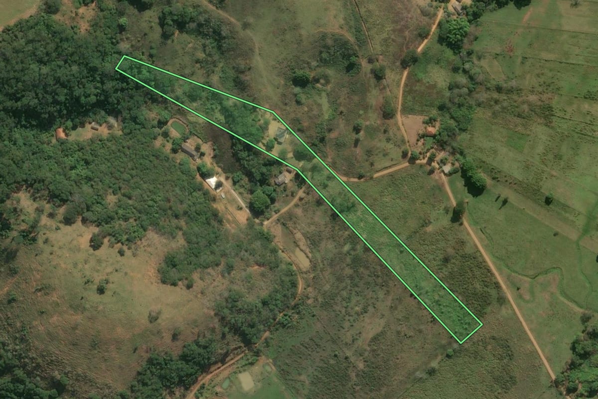 Imagem de satélite do imóvel rural em Itaperuna (RJ), com o contorno declarado no CAR desenhado por cima.