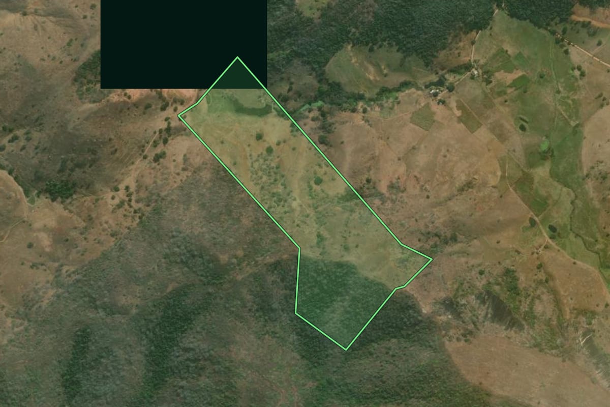 Imagem de satélite do imóvel rural em Itaperuna (RJ), com o contorno declarado no CAR desenhado por cima.
