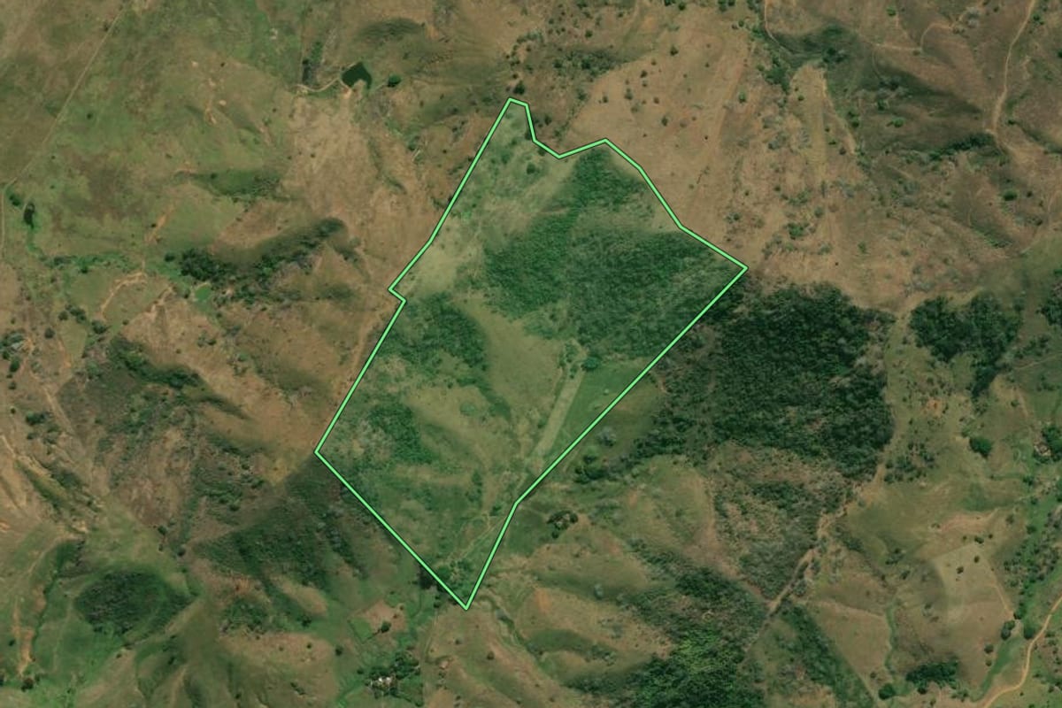 Imagem de satélite do imóvel rural em Itaperuna (RJ), com o contorno declarado no CAR desenhado por cima.