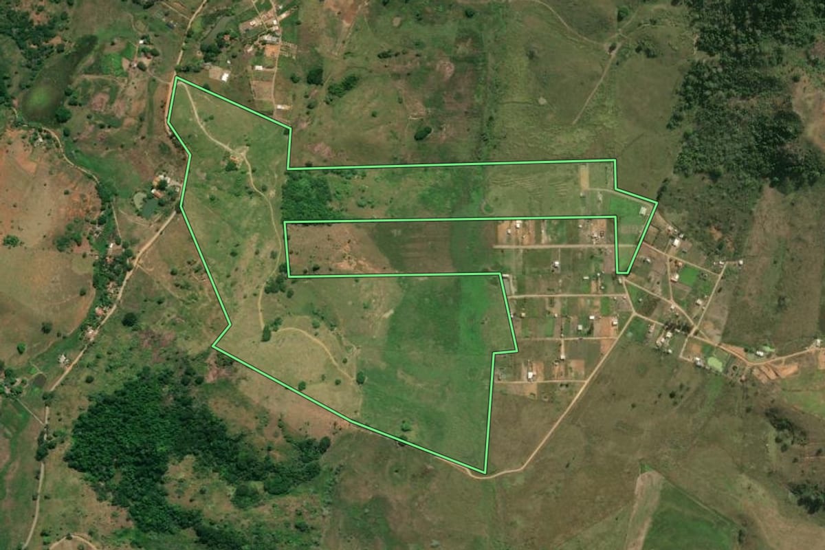 Imagem de satélite do imóvel rural em Itaperuna (RJ), com o contorno declarado no CAR desenhado por cima.