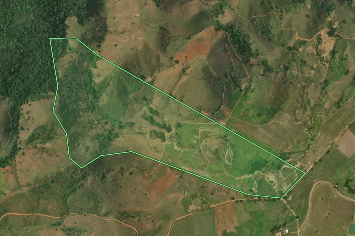Imagem de satélite do imóvel rural em Itaperuna (RJ), com o contorno declarado no CAR desenhado por cima.