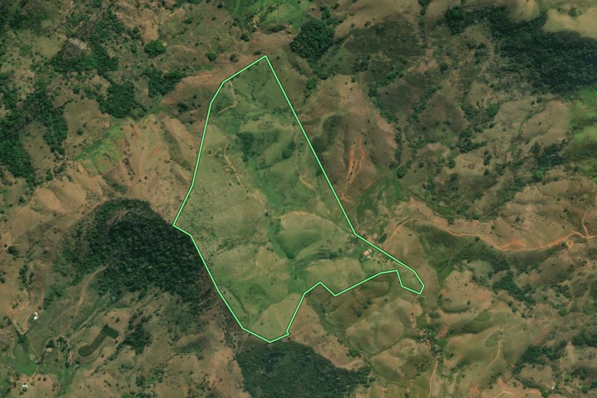 Imagem de satélite do imóvel rural em Itaperuna (RJ), com o contorno declarado no CAR desenhado por cima.