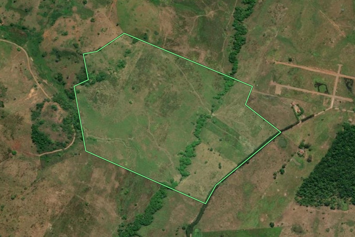 Imagem de satélite do imóvel rural em Itaperuna (RJ), com o contorno declarado no CAR desenhado por cima.