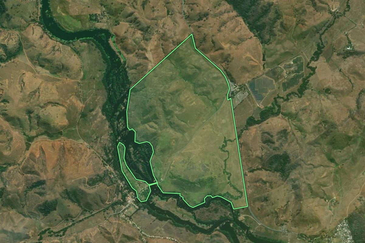 Imagem de satélite do imóvel rural em Itaperuna (RJ), com o contorno declarado no CAR desenhado por cima.