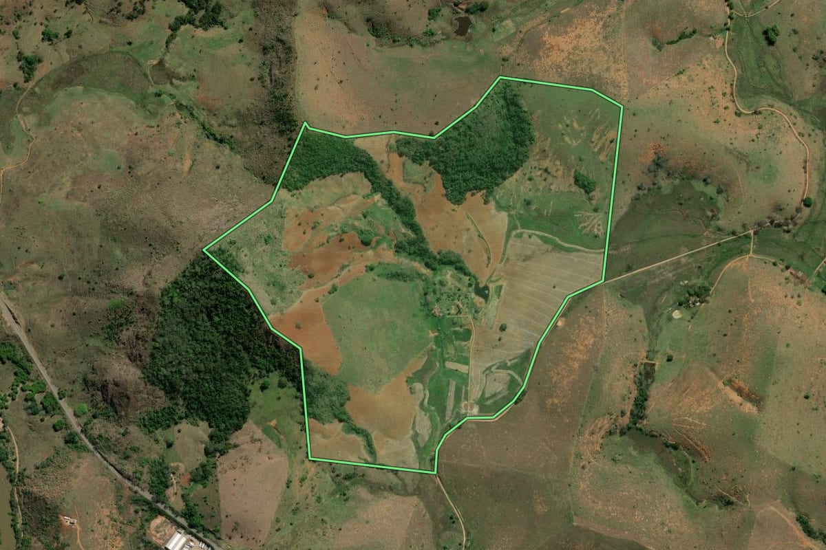 Imagem de satélite do imóvel rural em Itaperuna (RJ), com o contorno declarado no CAR desenhado por cima.