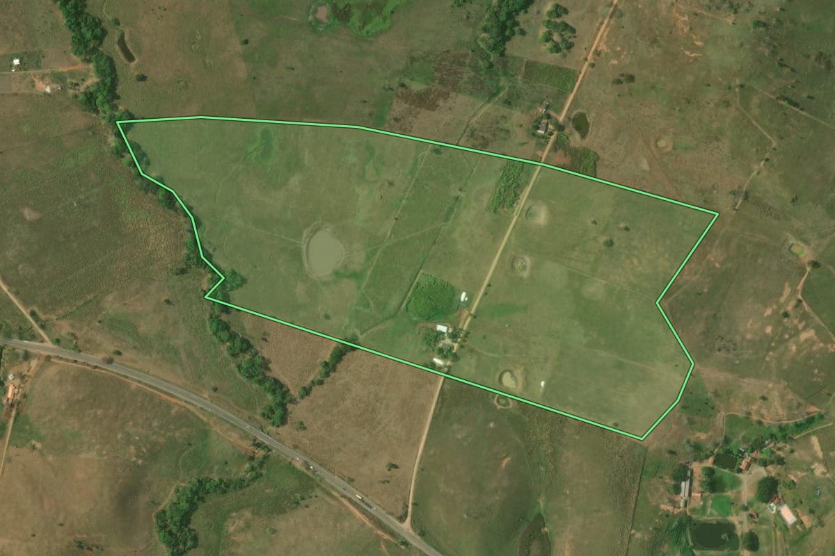Imagem de satélite do imóvel rural em Itaperuna (RJ), com o contorno declarado no CAR desenhado por cima.