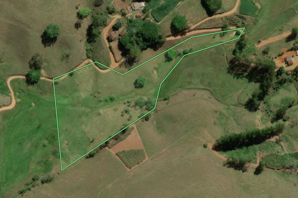 Imagem de satélite do imóvel rural em Itaperuna (RJ), com o contorno declarado no CAR desenhado por cima.