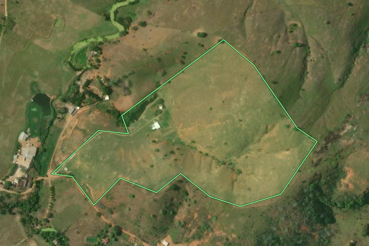 Imagem de satélite do imóvel rural em Itaperuna (RJ), com o contorno declarado no CAR desenhado por cima.
