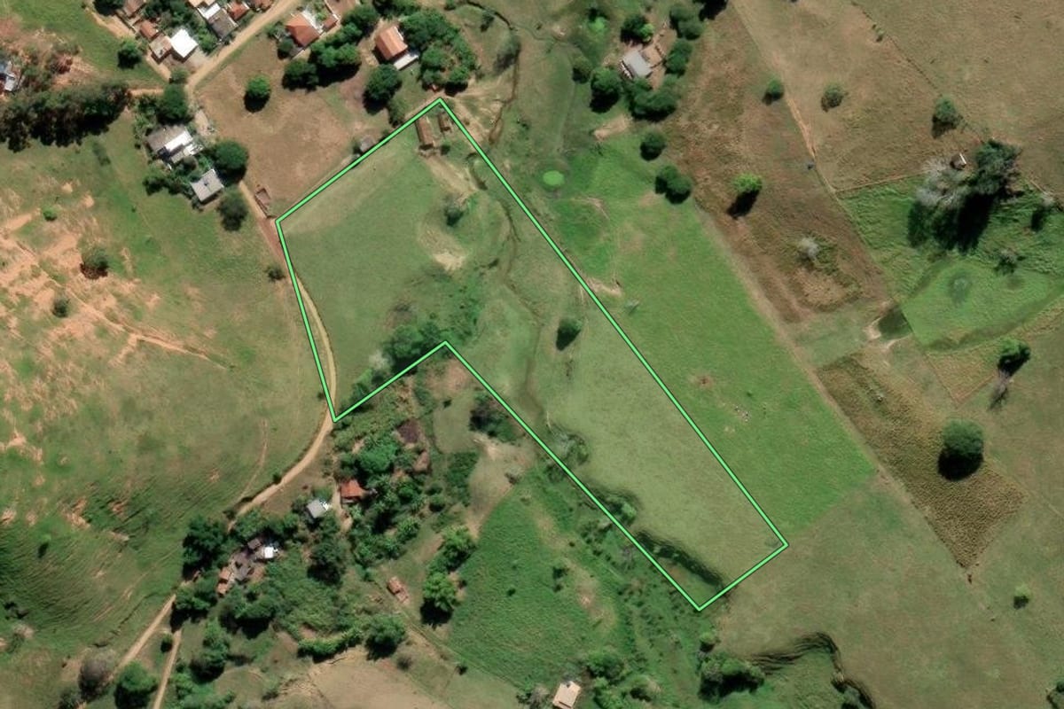 Imagem de satélite do imóvel rural em Itaperuna (RJ), com o contorno declarado no CAR desenhado por cima.