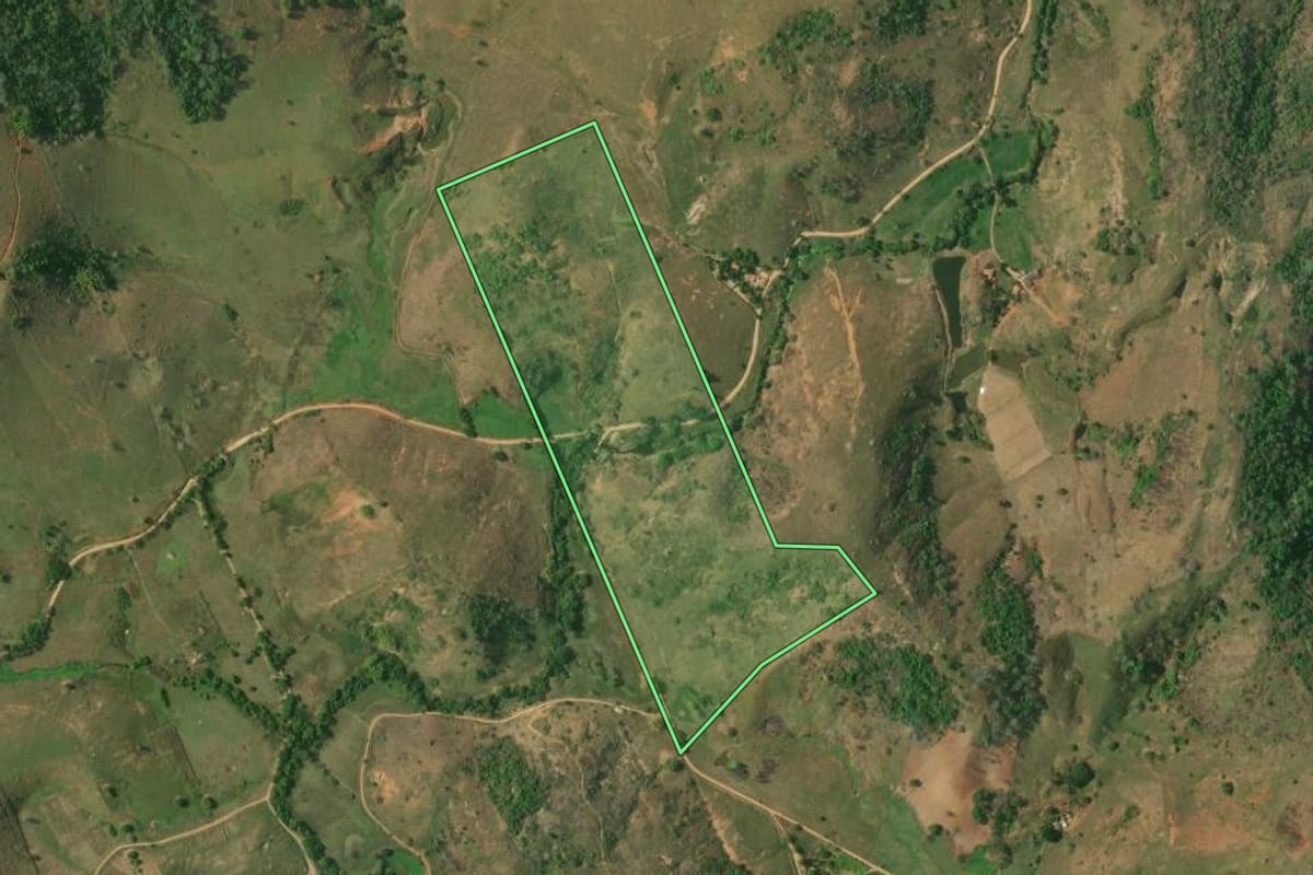 Imagem de satélite do imóvel rural em Itaperuna (RJ), com o contorno declarado no CAR desenhado por cima.