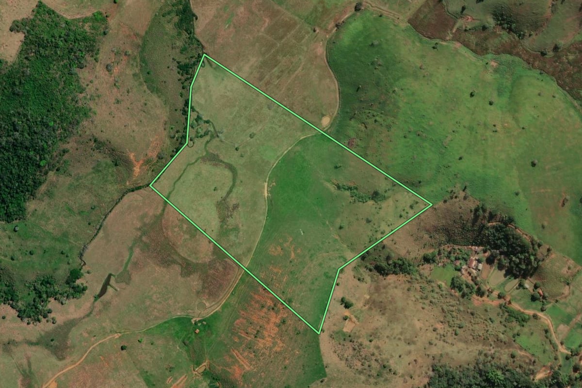 Imagem de satélite do imóvel rural em Itaperuna (RJ), com o contorno declarado no CAR desenhado por cima.