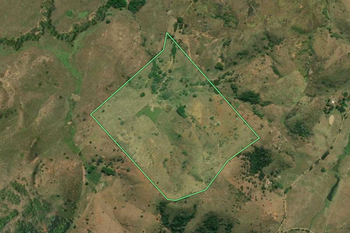 Imagem de satélite do imóvel rural em Itaperuna (RJ), com o contorno declarado no CAR desenhado por cima.