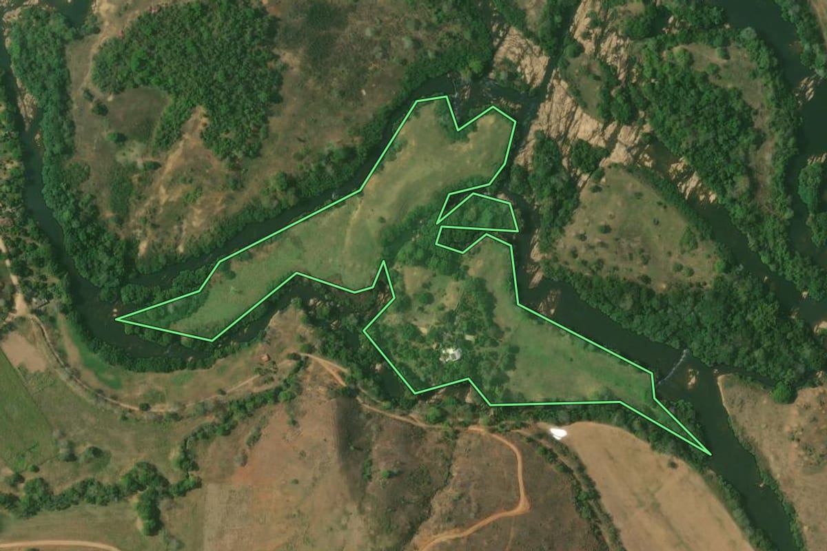 Imagem de satélite do imóvel rural em Itaperuna (RJ), com o contorno declarado no CAR desenhado por cima.