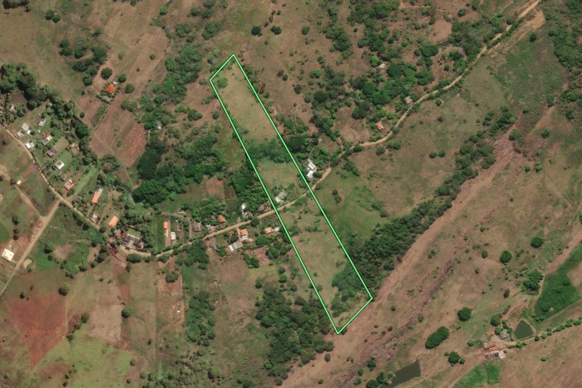 Imagem de satélite do imóvel rural em Itaperuna (RJ), com o contorno declarado no CAR desenhado por cima.