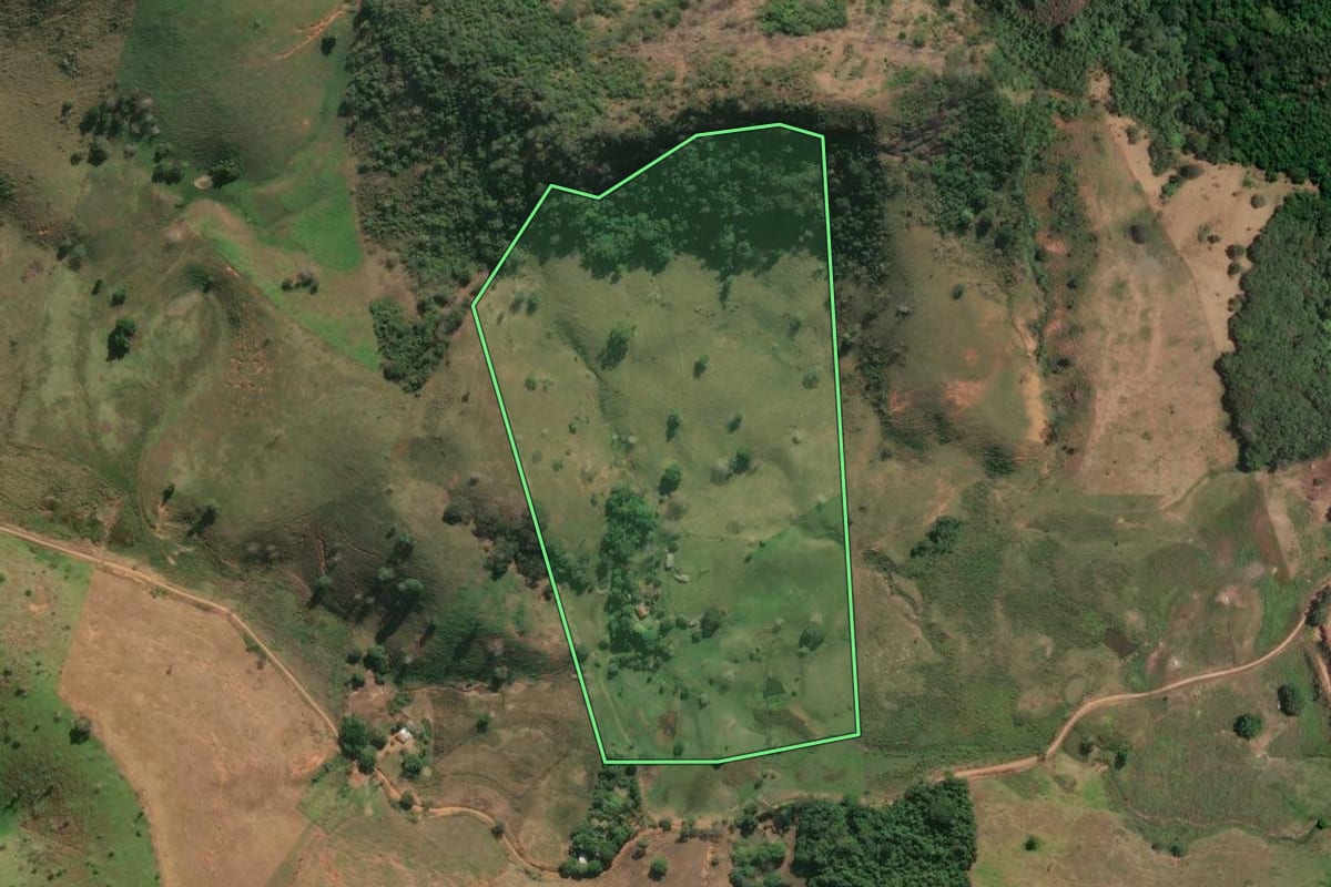 Imagem de satélite do imóvel rural em Itaperuna (RJ), com o contorno declarado no CAR desenhado por cima.