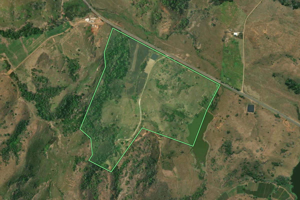 Imagem de satélite do imóvel rural em Itaperuna (RJ), com o contorno declarado no CAR desenhado por cima.