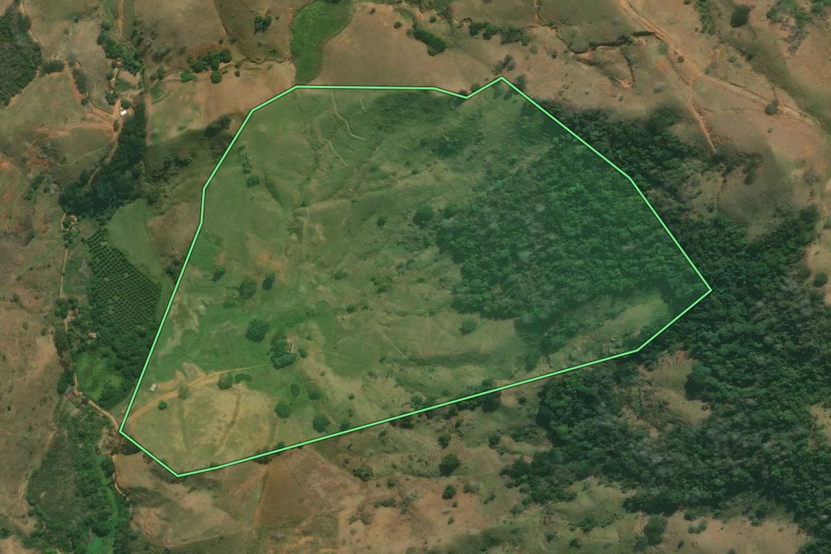 Imagem de satélite do imóvel rural em Itaperuna (RJ), com o contorno declarado no CAR desenhado por cima.