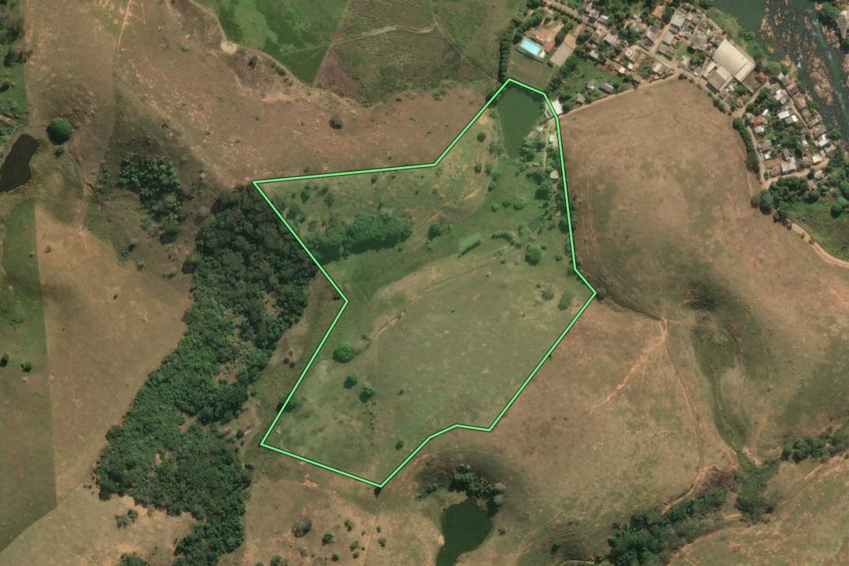 Imagem de satélite do imóvel rural em Itaperuna (RJ), com o contorno declarado no CAR desenhado por cima.