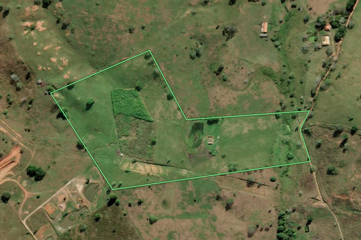 Imagem de satélite do imóvel rural em Itaperuna (RJ), com o contorno declarado no CAR desenhado por cima.