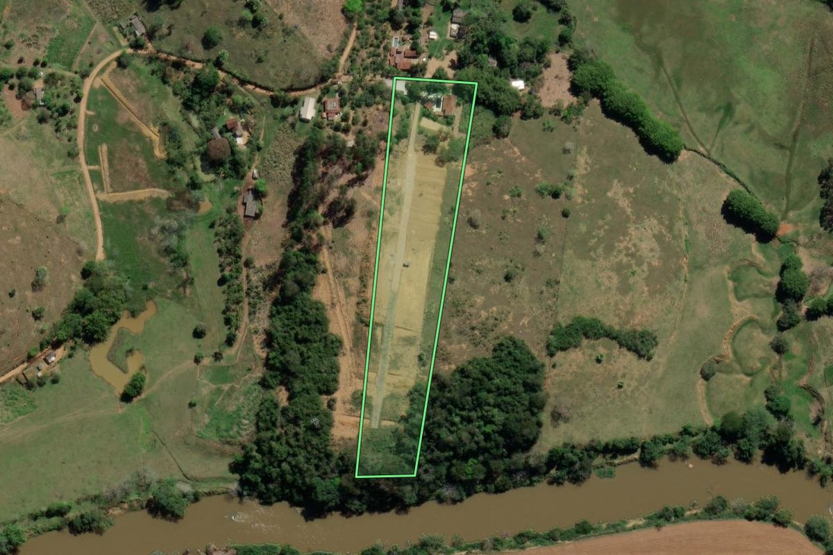 Imagem de satélite do imóvel rural em Itaperuna (RJ), com o contorno declarado no CAR desenhado por cima.