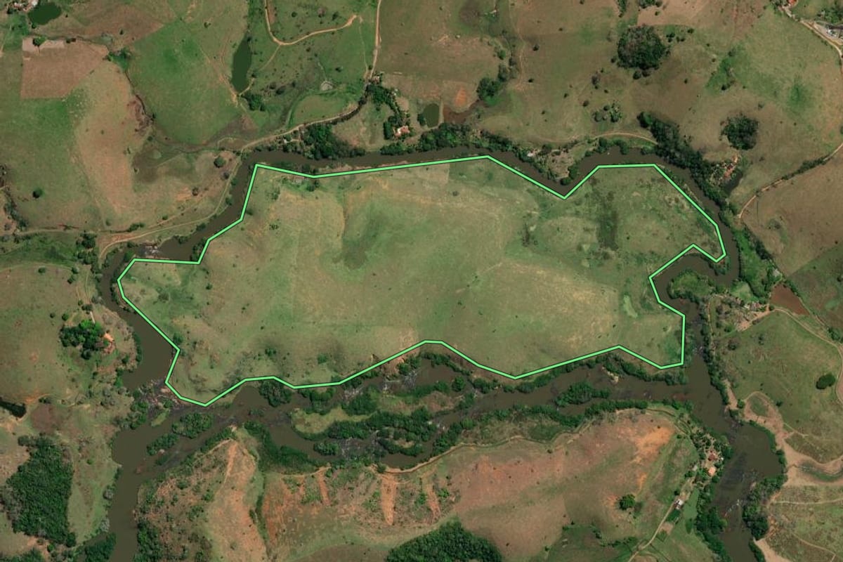 Imagem de satélite do imóvel rural em Itaperuna (RJ), com o contorno declarado no CAR desenhado por cima.