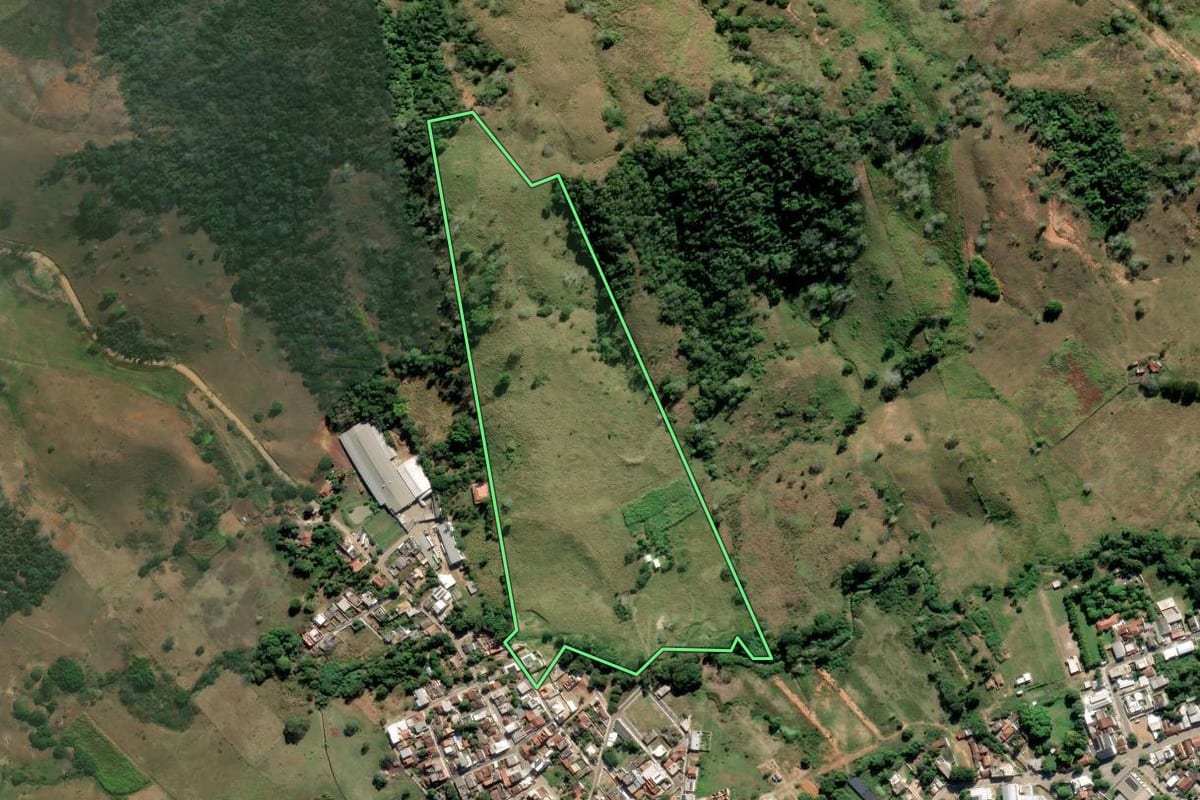 Imagem de satélite do imóvel rural em Itaperuna (RJ), com o contorno declarado no CAR desenhado por cima.