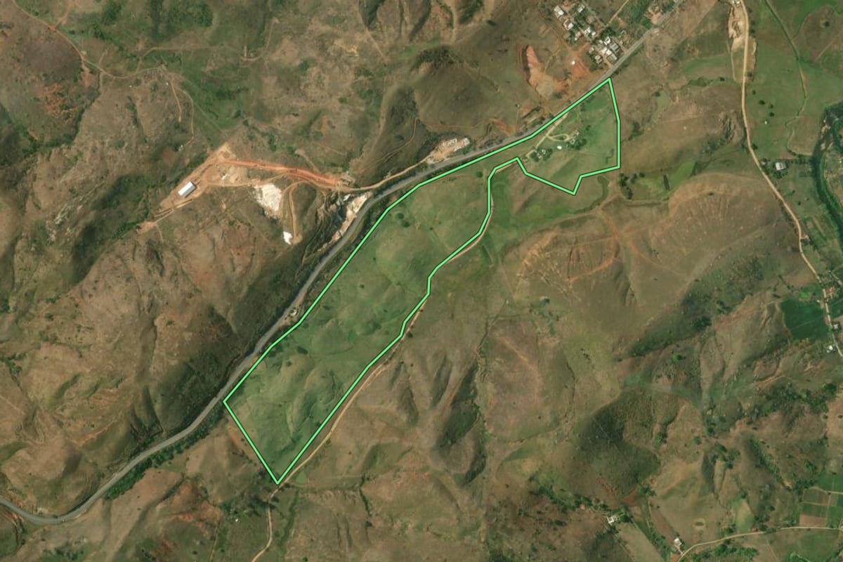 Imagem de satélite do imóvel rural em Itaperuna (RJ), com o contorno declarado no CAR desenhado por cima.