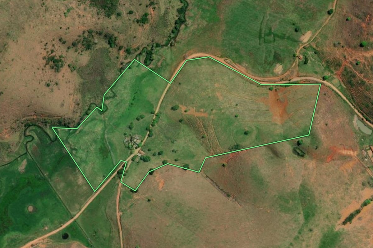 Imagem de satélite do imóvel rural em Itaperuna (RJ), com o contorno declarado no CAR desenhado por cima.