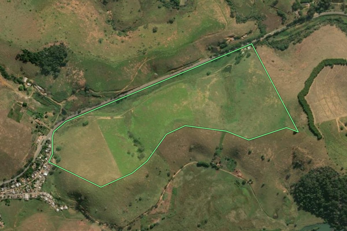 Imagem de satélite do imóvel rural em Itaperuna (RJ), com o contorno declarado no CAR desenhado por cima.