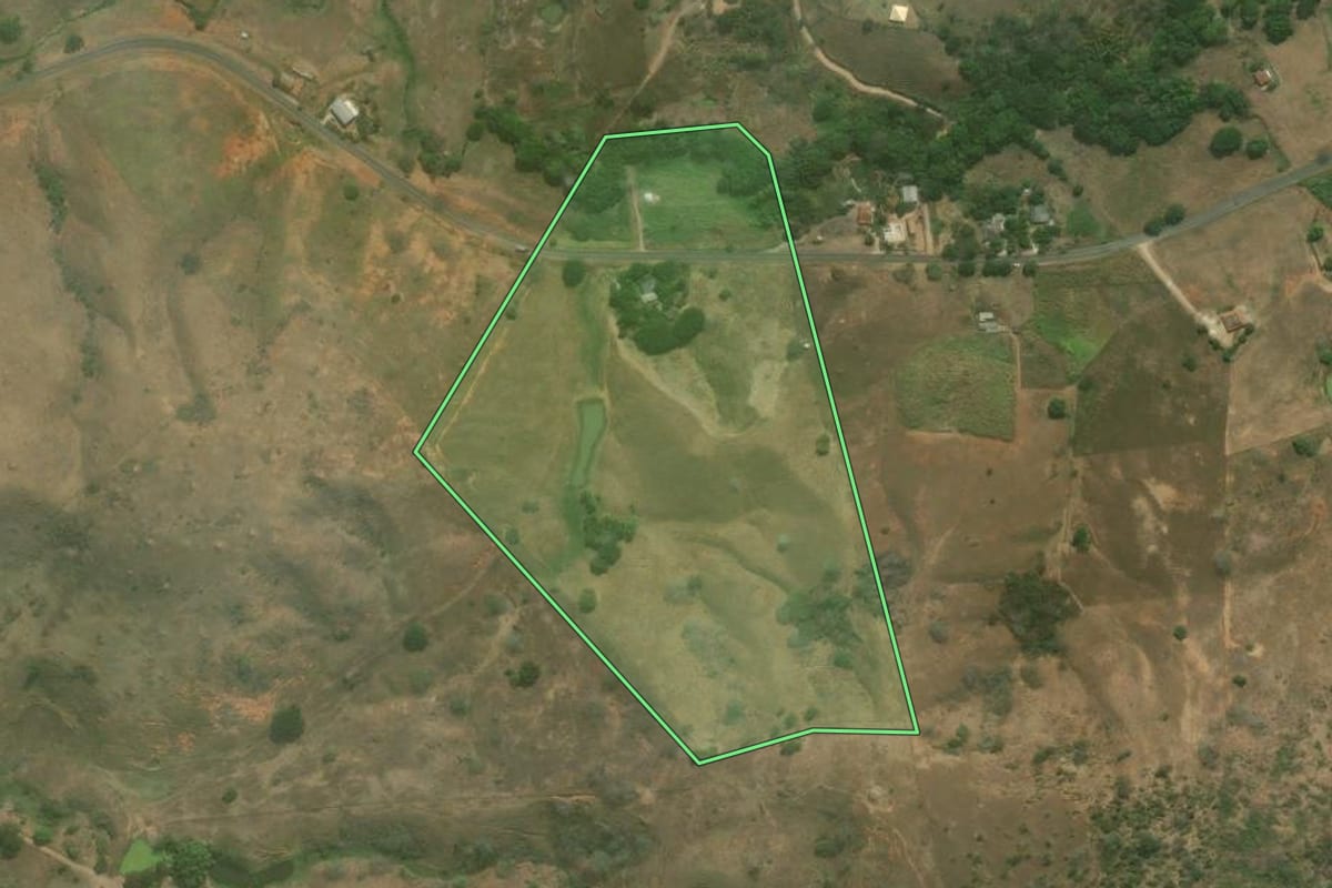 Imagem de satélite do imóvel rural em Itaperuna (RJ), com o contorno declarado no CAR desenhado por cima.