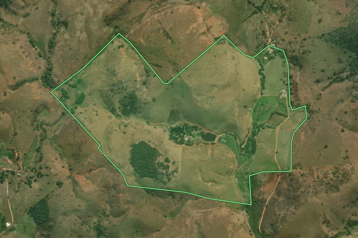 Imagem de satélite do imóvel rural em Itaperuna (RJ), com o contorno declarado no CAR desenhado por cima.