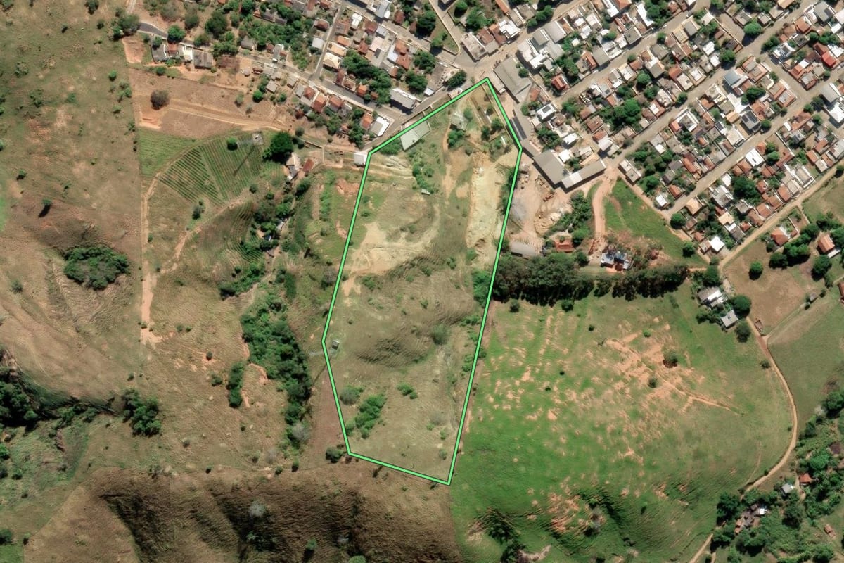 Imagem de satélite do imóvel rural em Itaperuna (RJ), com o contorno declarado no CAR desenhado por cima.