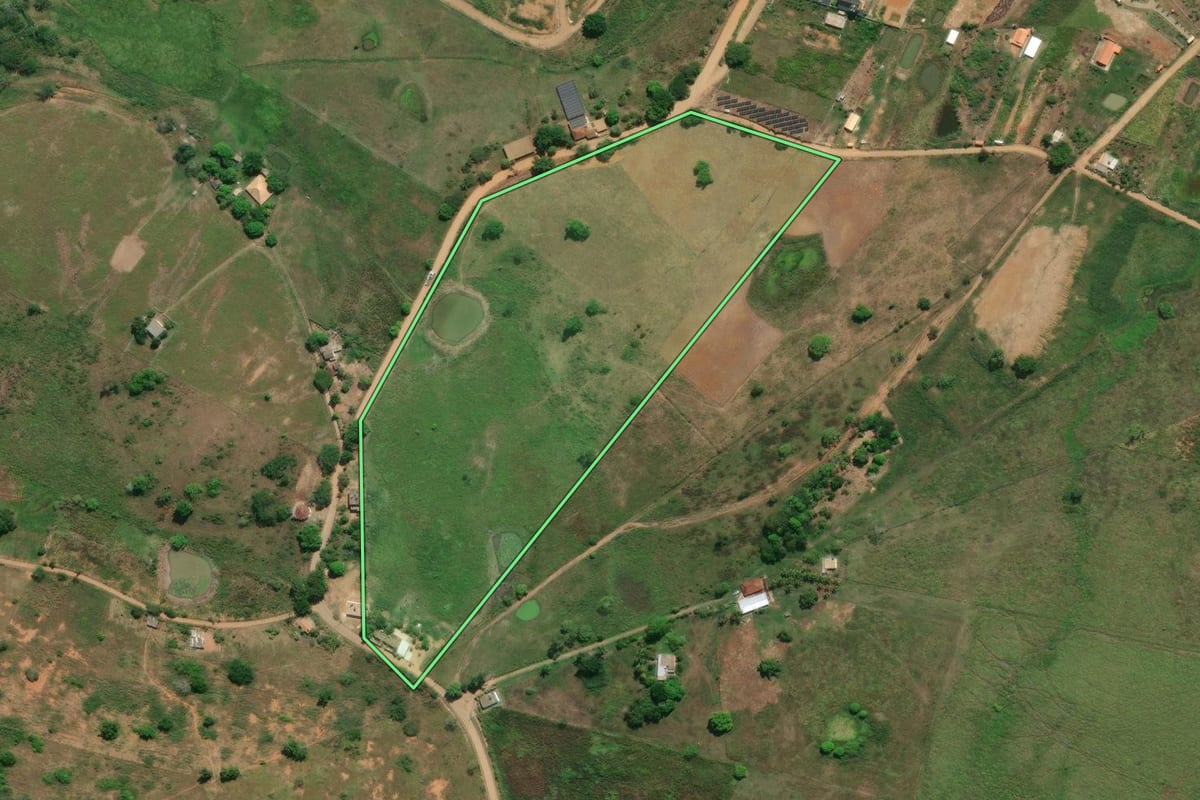 Imagem de satélite do imóvel rural em Itaperuna (RJ), com o contorno declarado no CAR desenhado por cima.