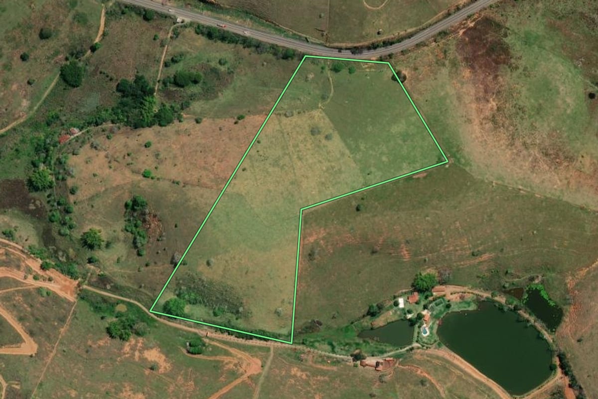 Imagem de satélite do imóvel rural em Itaperuna (RJ), com o contorno declarado no CAR desenhado por cima.