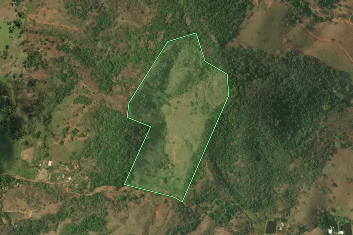 Imagem de satélite do imóvel rural em Itaperuna (RJ), com o contorno declarado no CAR desenhado por cima.