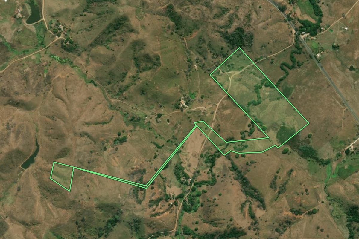 Imagem de satélite do imóvel rural em Itaperuna (RJ), com o contorno declarado no CAR desenhado por cima.