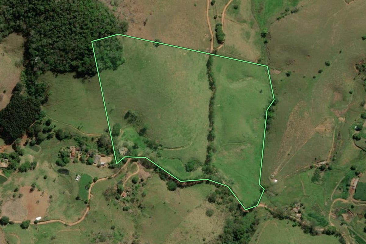 Imagem de satélite do imóvel rural em Itaperuna (RJ), com o contorno declarado no CAR desenhado por cima.