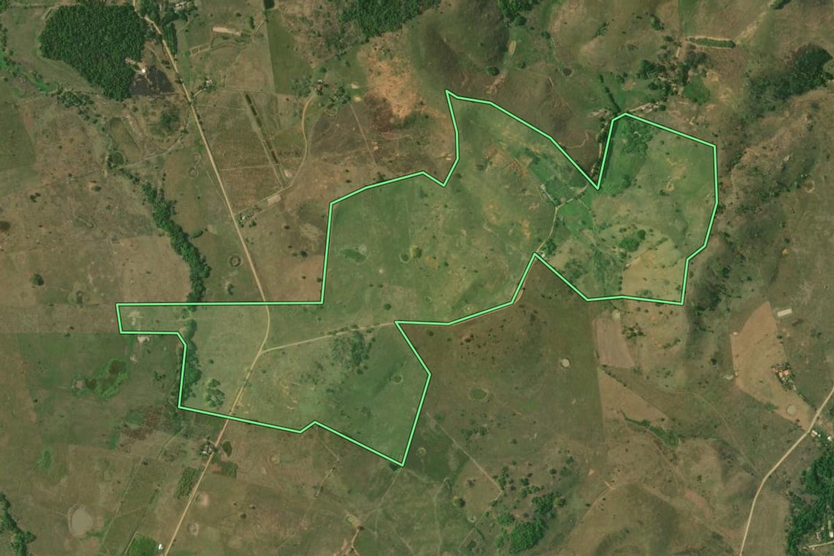 Imagem de satélite do imóvel rural em Itaperuna (RJ), com o contorno declarado no CAR desenhado por cima.