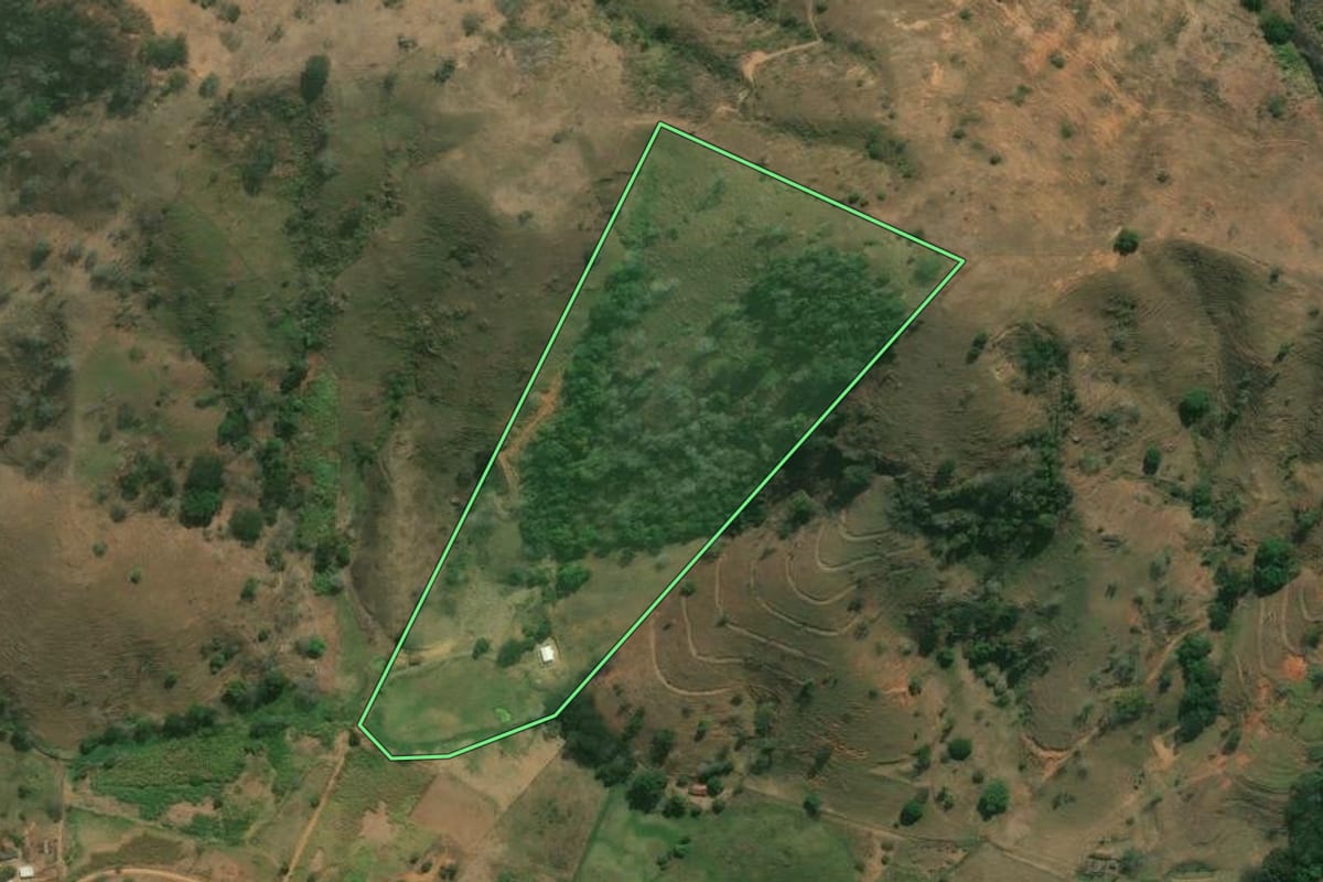 Imagem de satélite do imóvel rural em Itaperuna (RJ), com o contorno declarado no CAR desenhado por cima.