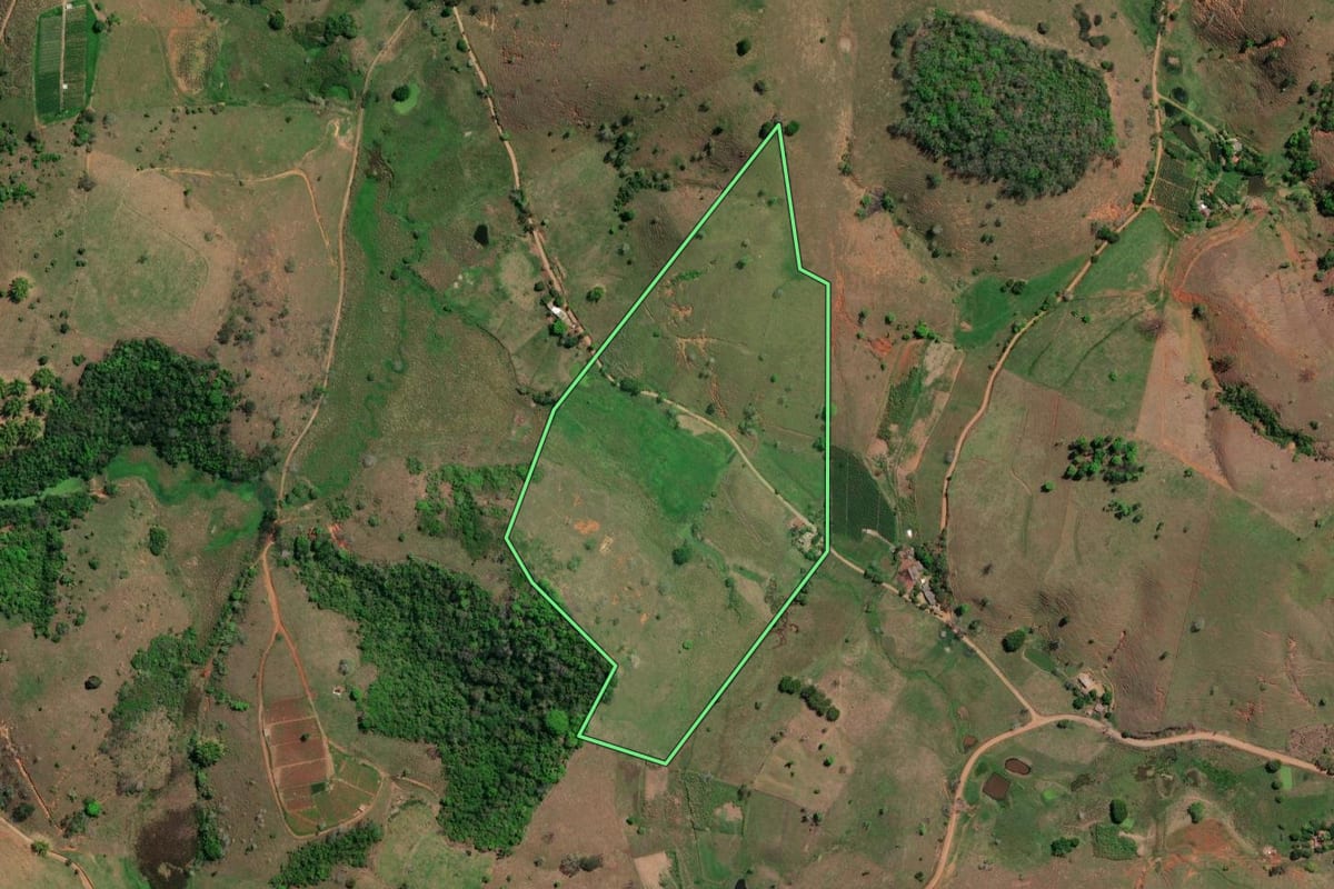 Imagem de satélite do imóvel rural em Itaperuna (RJ), com o contorno declarado no CAR desenhado por cima.