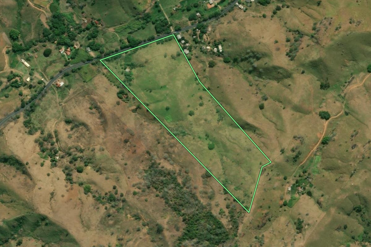 Imagem de satélite do imóvel rural em Itaperuna (RJ), com o contorno declarado no CAR desenhado por cima.