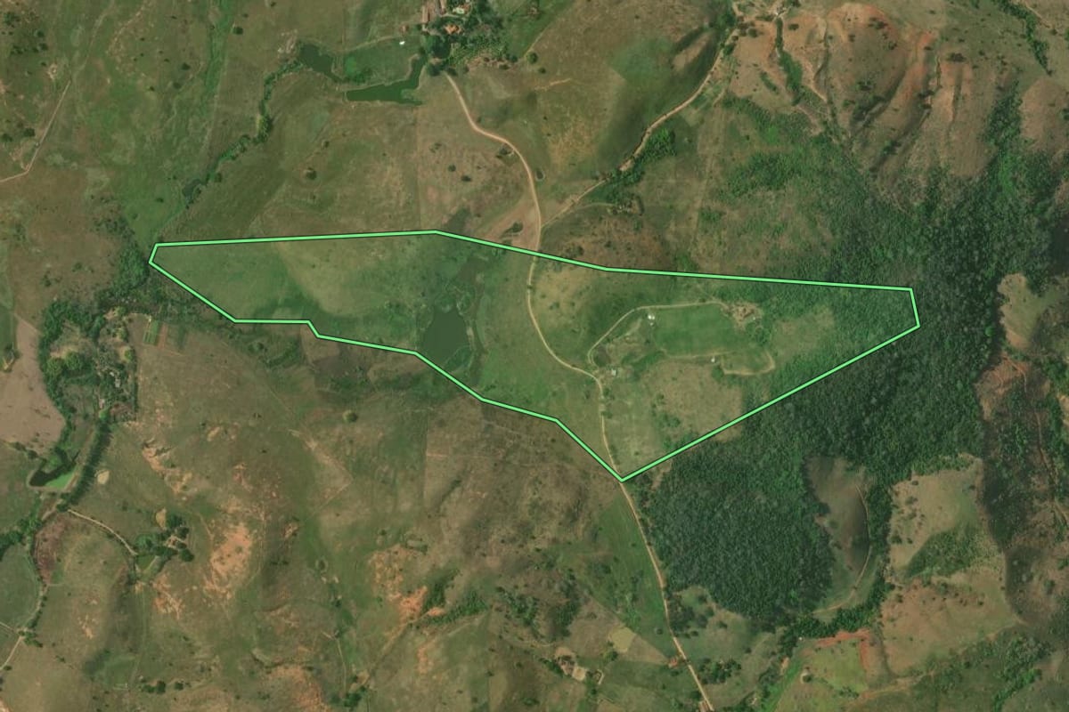Imagem de satélite do imóvel rural em Itaperuna (RJ), com o contorno declarado no CAR desenhado por cima.